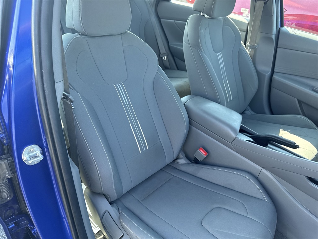 2022 Hyundai Elantra SEL photo 28