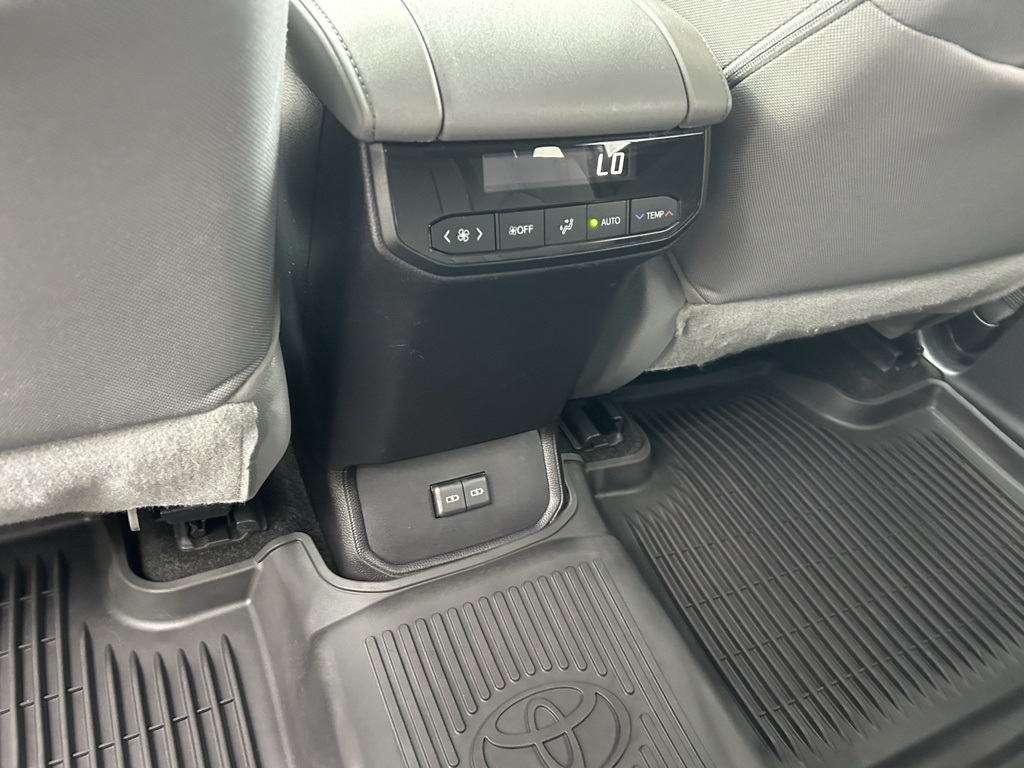 2023 Toyota Highlander Hybrid LE photo 18