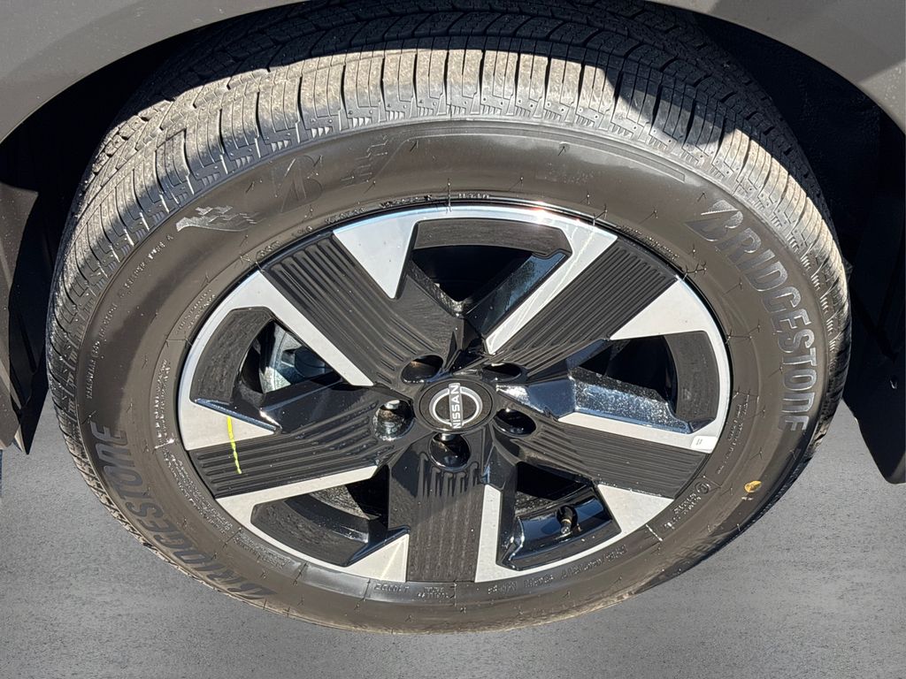 2025 Nissan Kicks SV photo 11