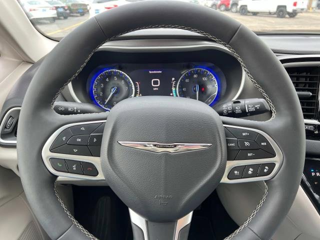 2024 Chrysler Pacifica Touring L photo 14