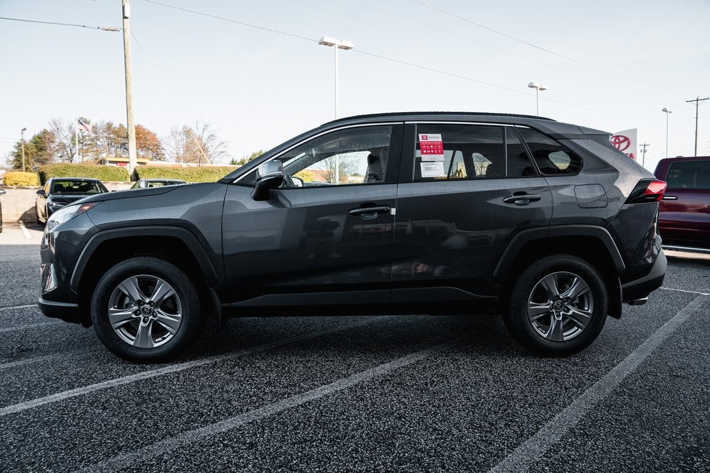 2025 Toyota RAV4 XLE photo 4