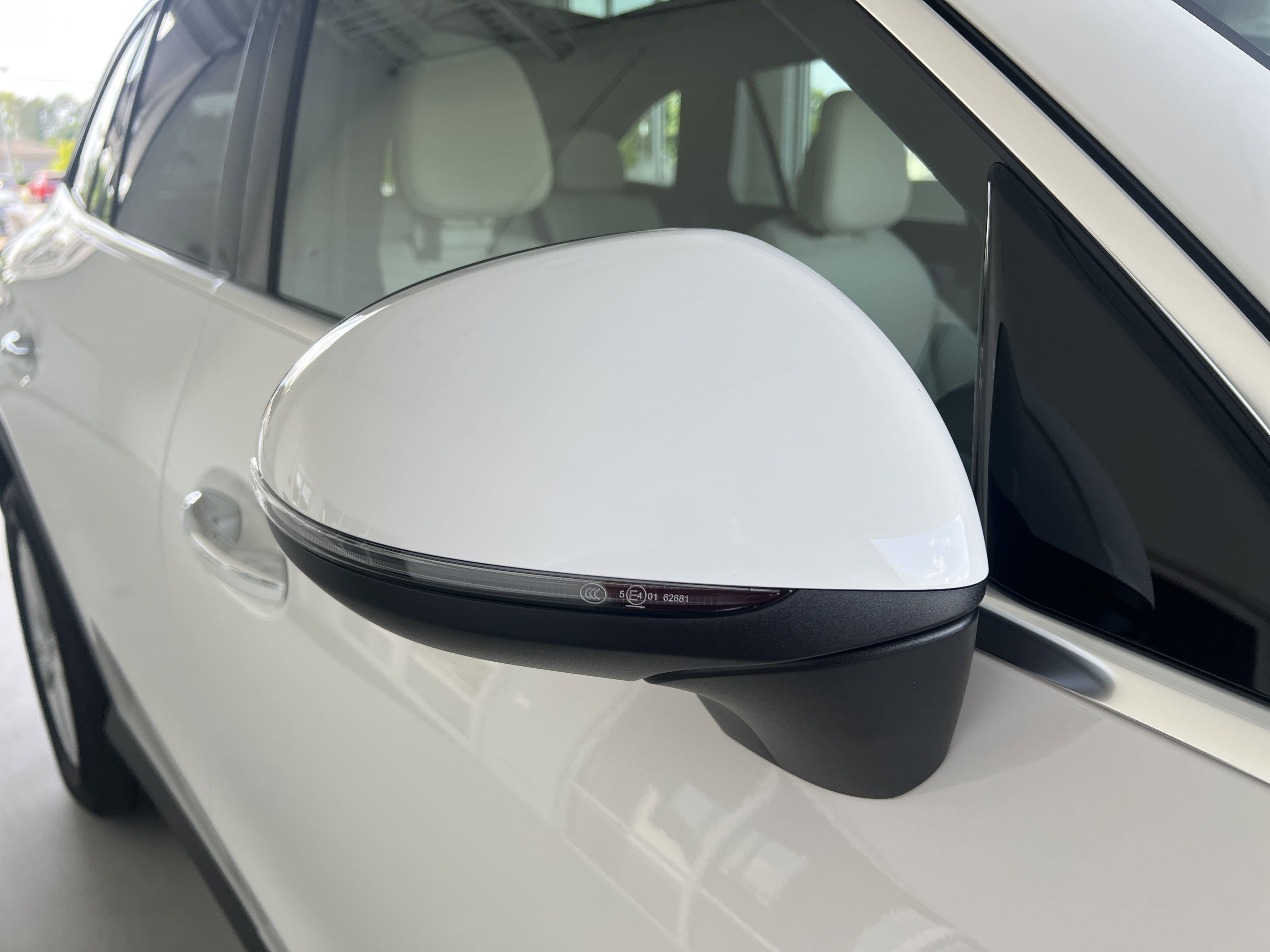 2025 Mercedes Benz GLC 300 photo 4