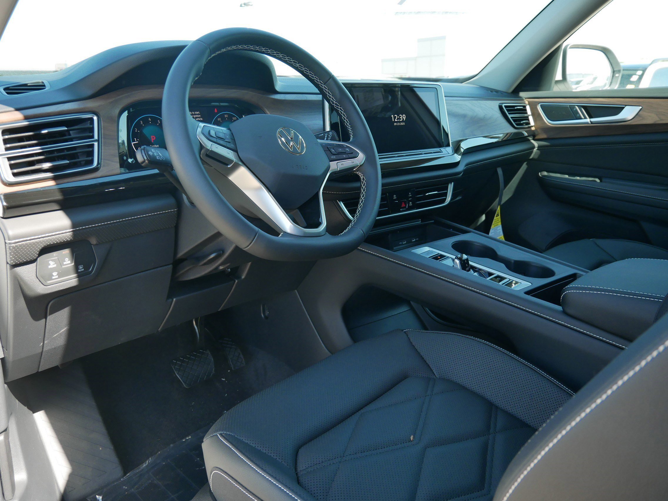 2026 Volkswagen Atlas SE photo 3