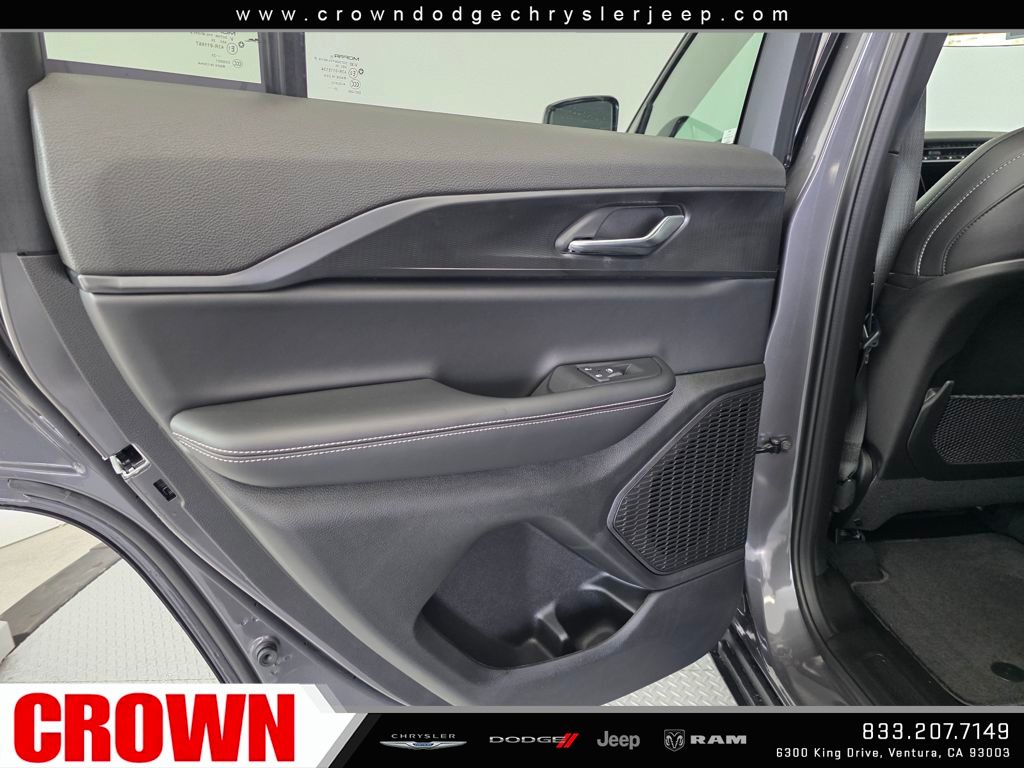 2025 Jeep Grand Cherokee Laredo Altitude photo 15