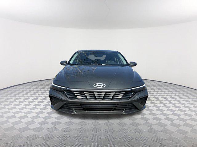 2025 Hyundai Elantra SE photo 2