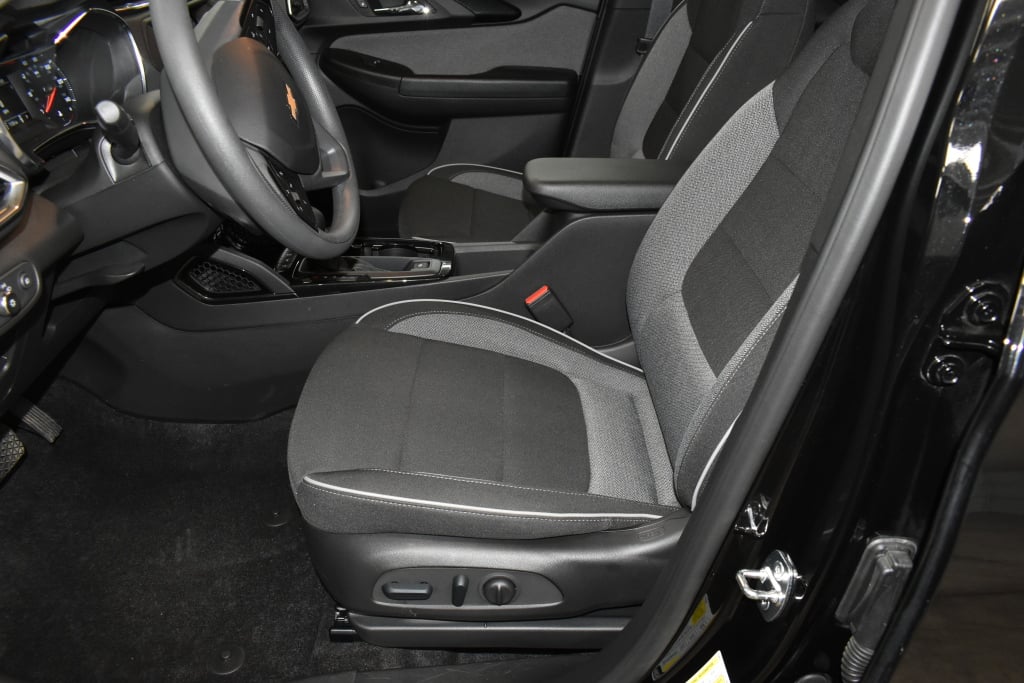 2023 Chevrolet Trailblazer LT photo 2