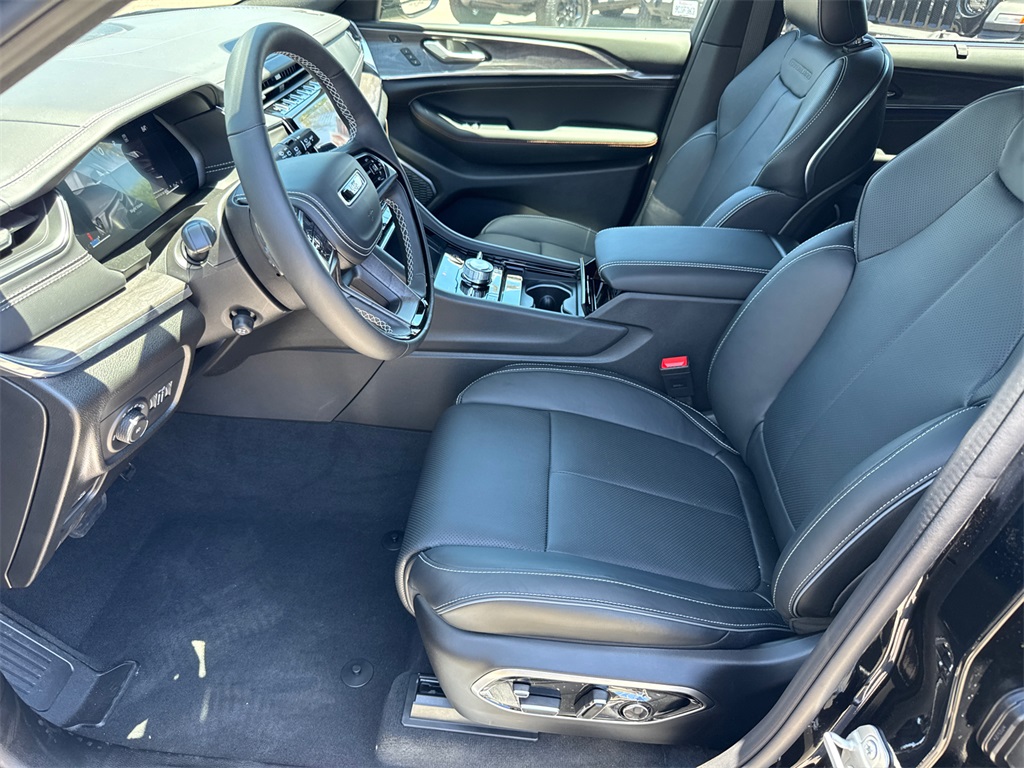 2025 Jeep Grand Cherokee Overland photo 22