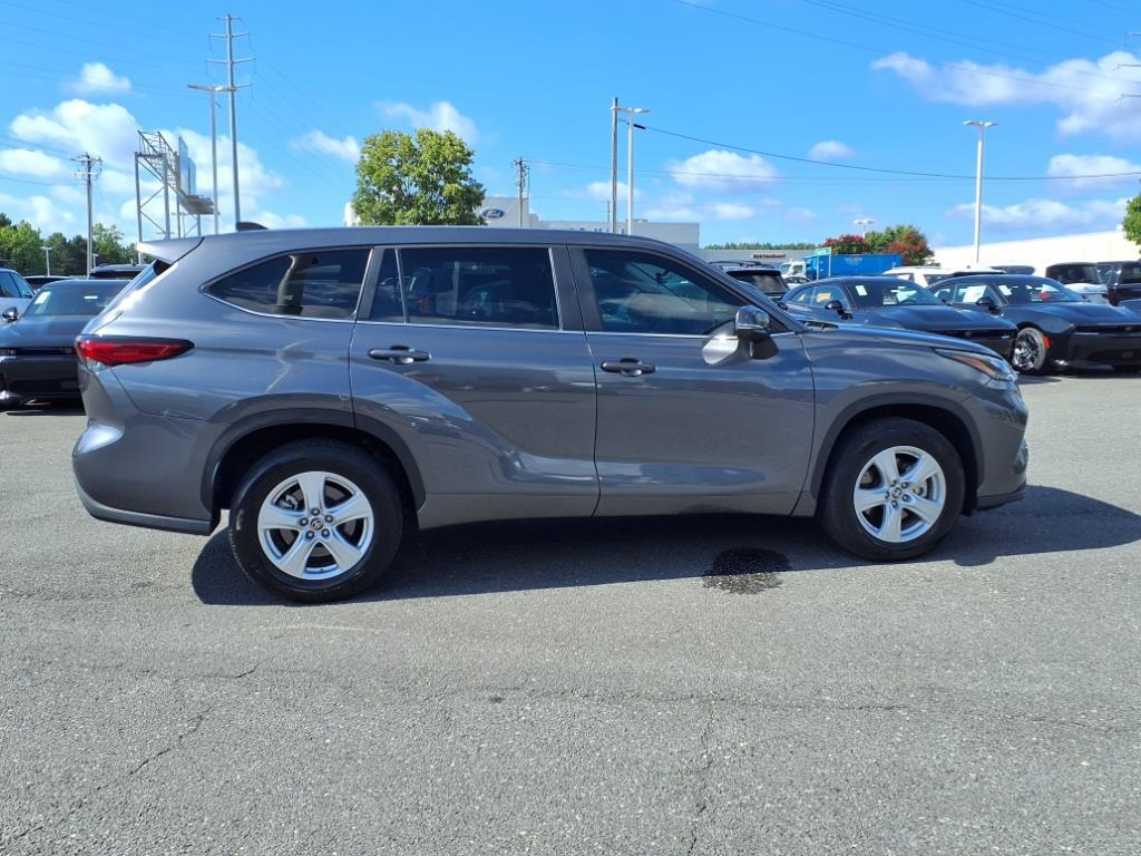 2023 Toyota Highlander L photo 18