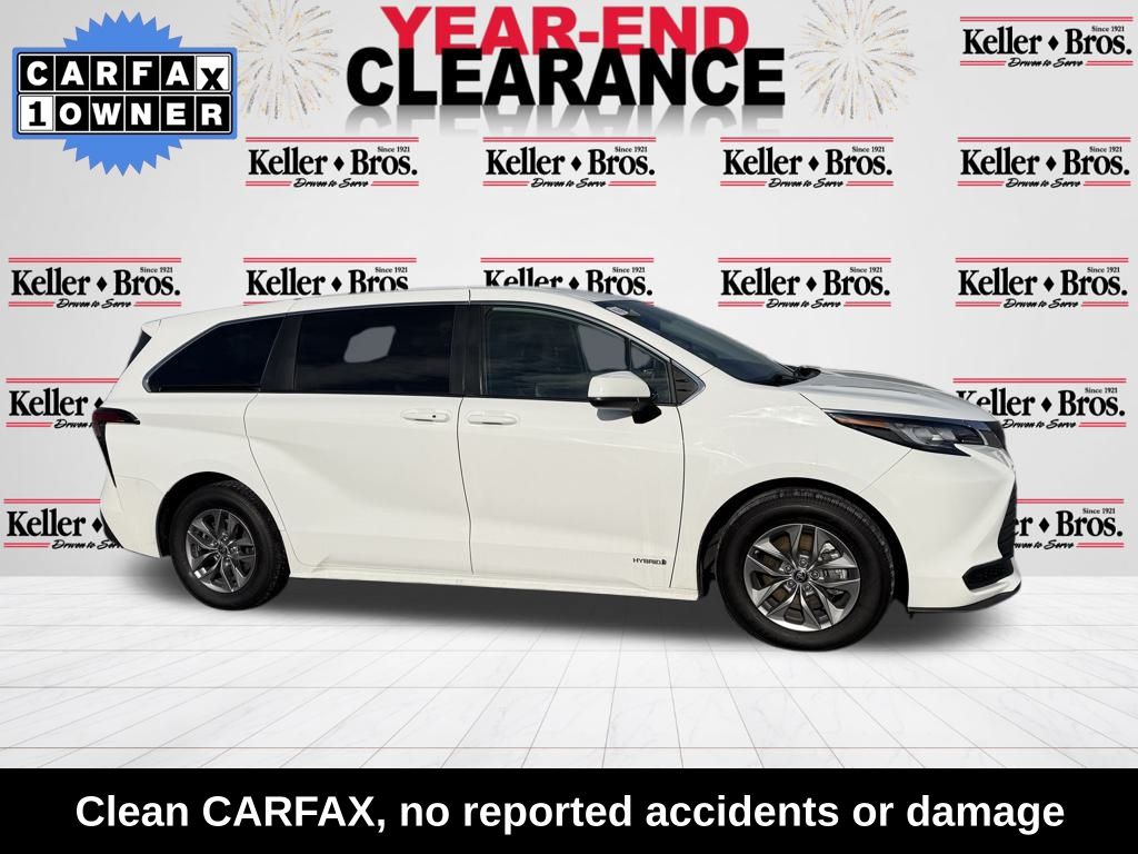 2021 Toyota Sienna LE's photo
