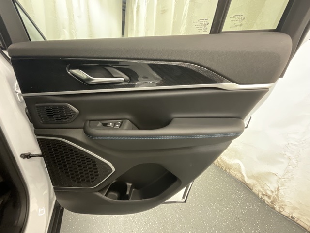 New 2024 Bright White Clear-Coat Exterior Paint Jeep Trailhawk 4xe image 26