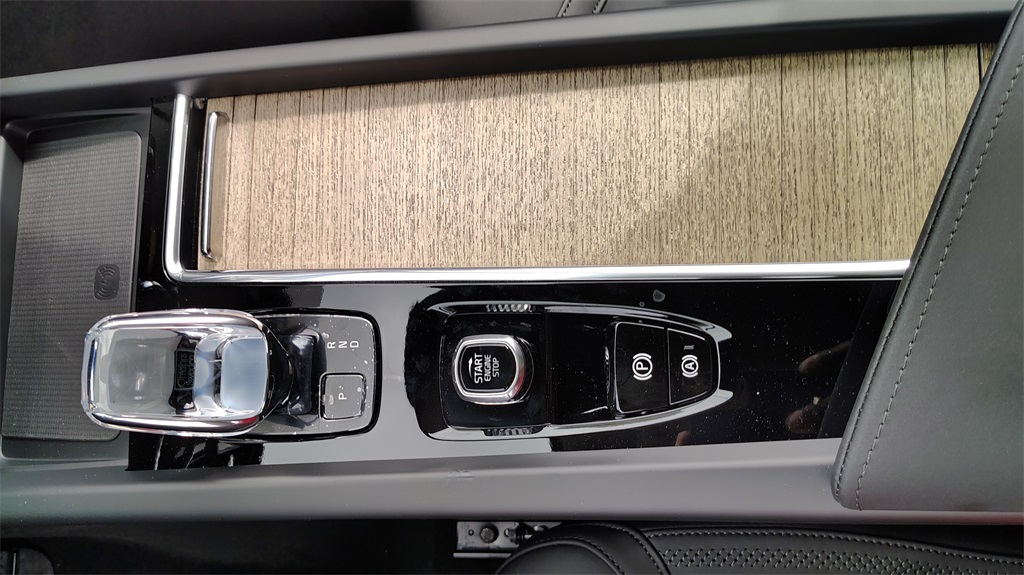 2026 Volvo XC60 B5 Plus photo 21