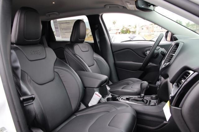 New 2023 Bright White Clear-Coat Exterior Paint Jeep Altitude Lux image 17