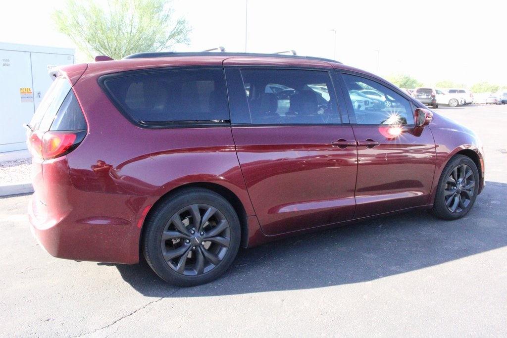 2018 Chrysler Pacifica Limited photo 3