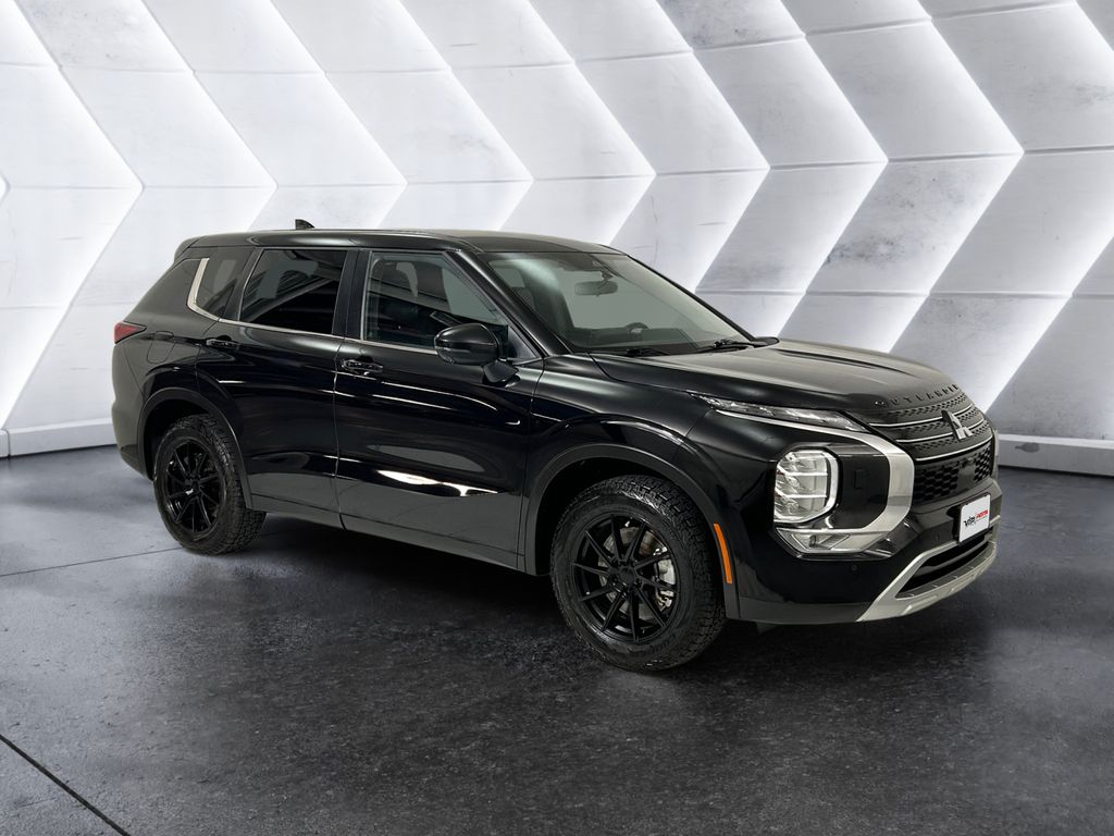 2022 Mitsubishi Outlander SE's photo