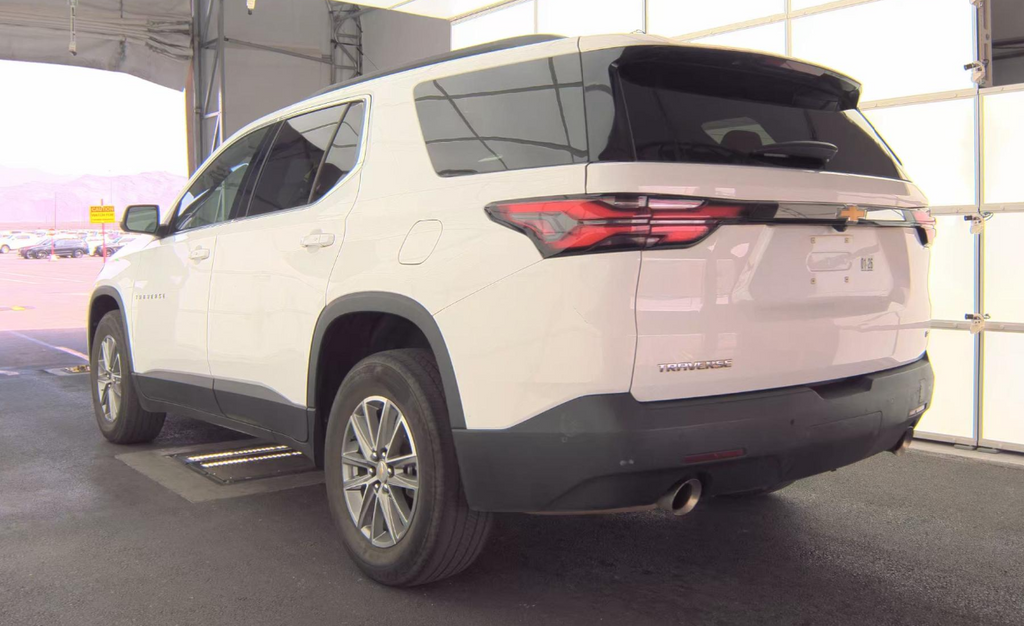 2023 Chevrolet Traverse Cloth 1LT photo 2