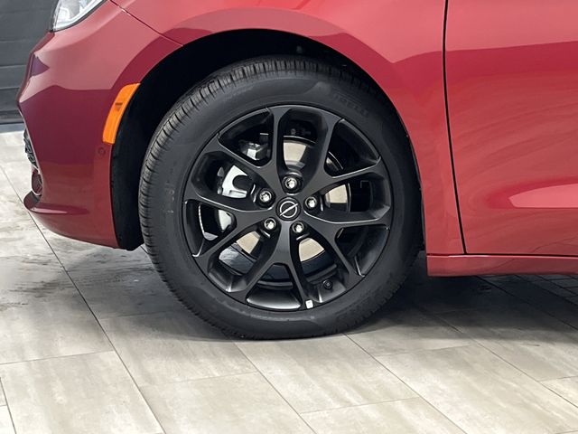 2026 Chrysler Pacifica Limited photo 33