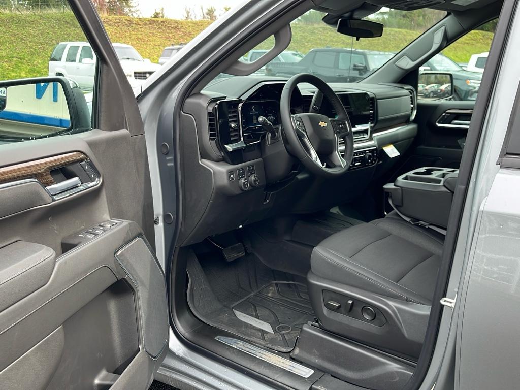 2025 Chevrolet Silverado LT photo 9