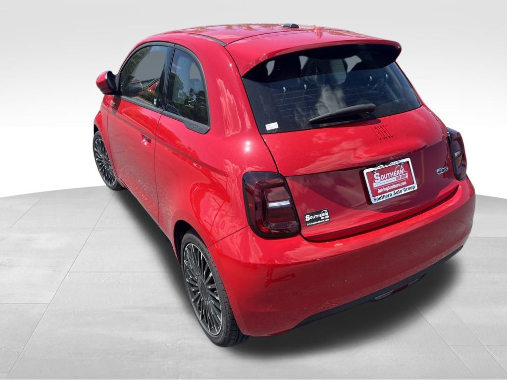 2024 Fiat 500e Red photo 18