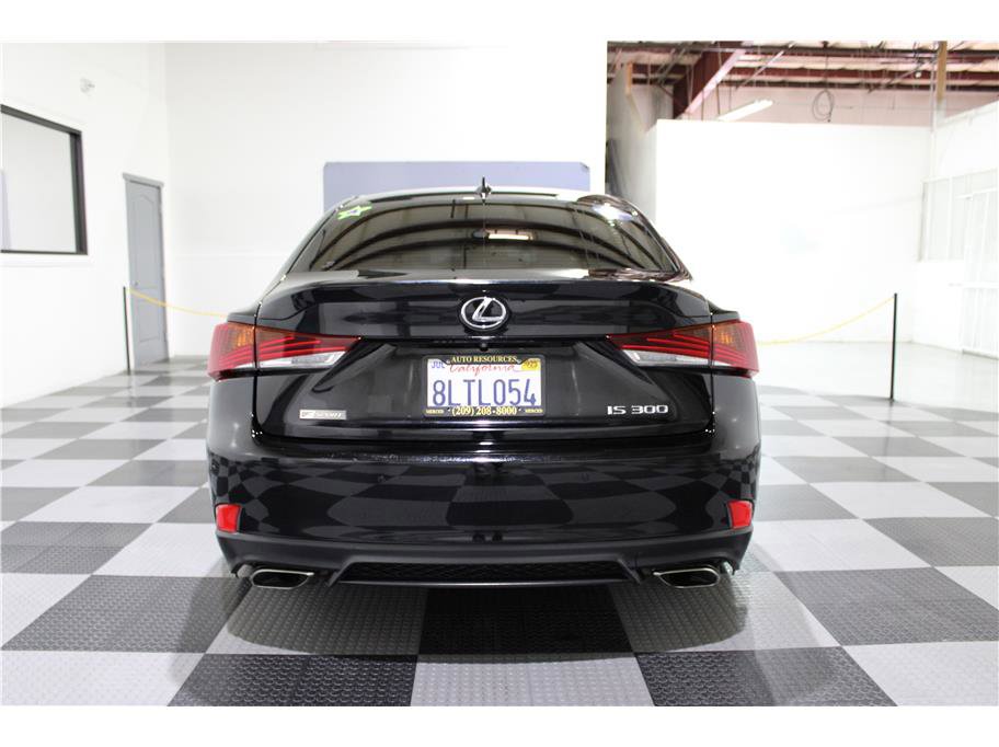 2019 Lexus IS 300 photo 4