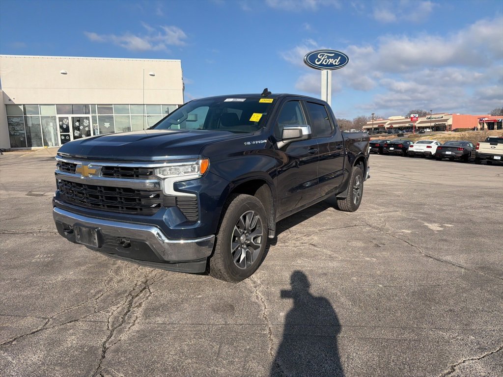 Used 2022 Chevrolet Silverado 1500 LT with VIN 1GCUDDED9NZ580828 for sale in Kansas City