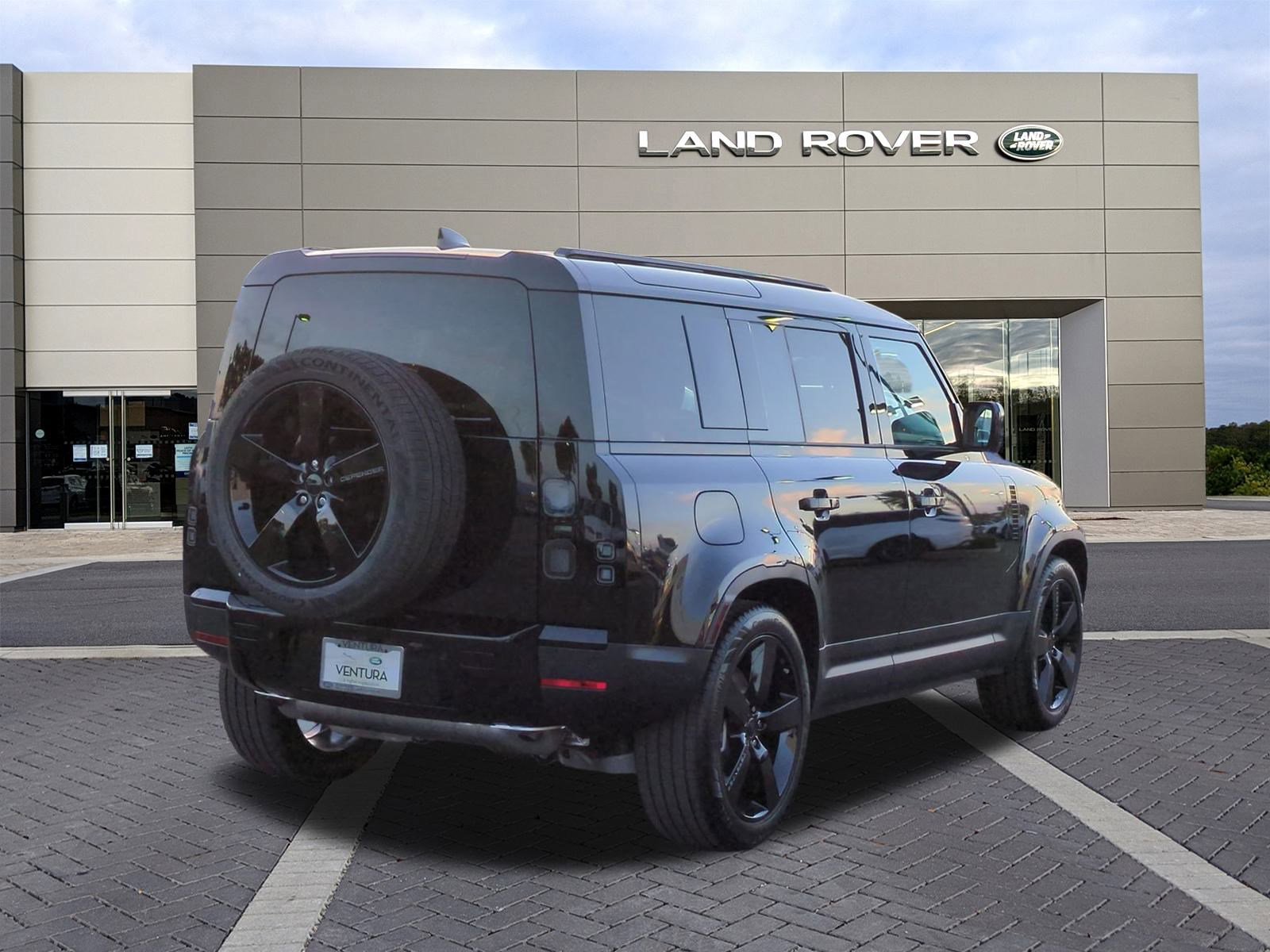 2026 Land Rover Defender 110 S photo 4