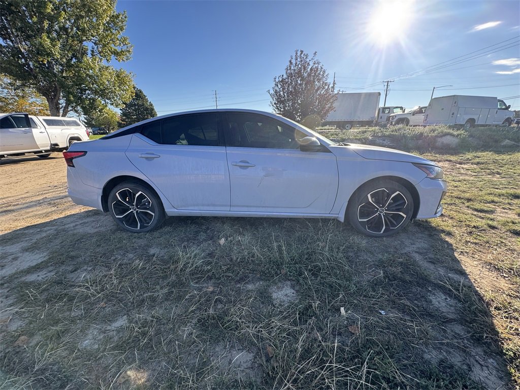 2024 Nissan Altima 2.5 SR photo 3