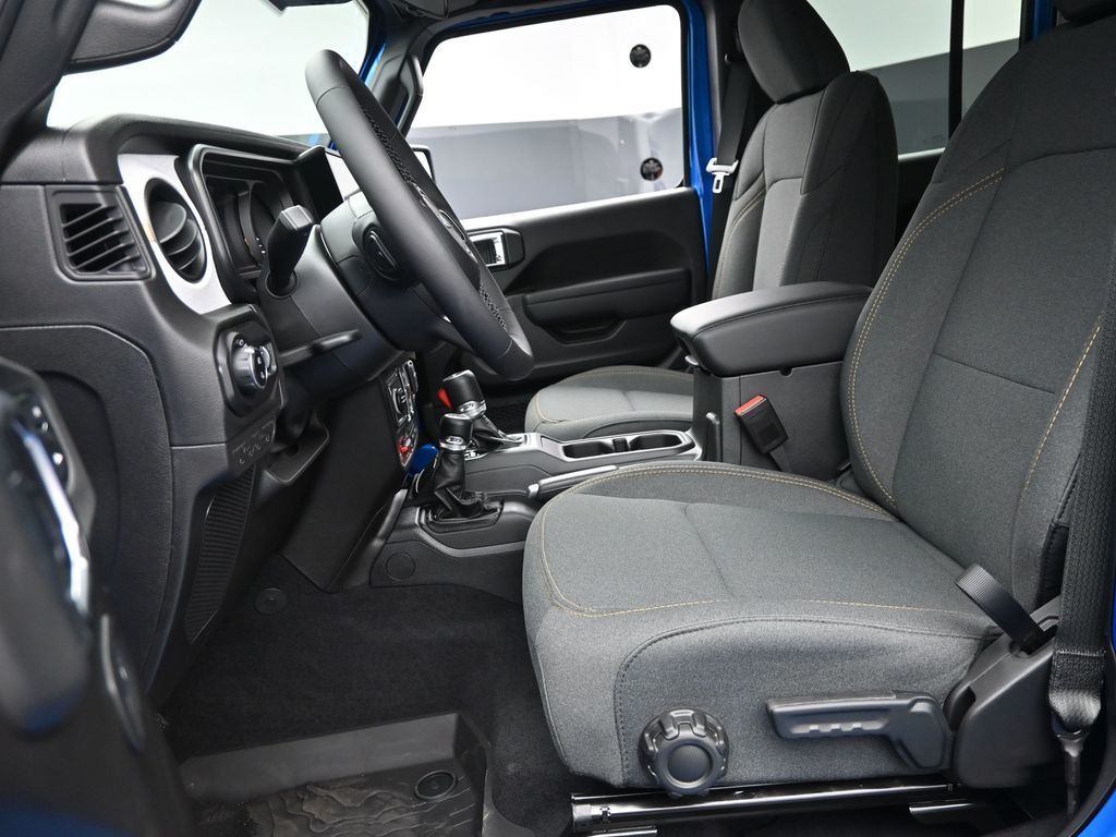 2025 Jeep Gladiator Willys photo 11