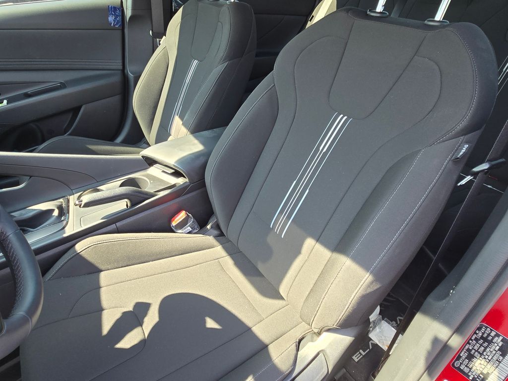 2025 Hyundai Elantra SEL Sport photo 16