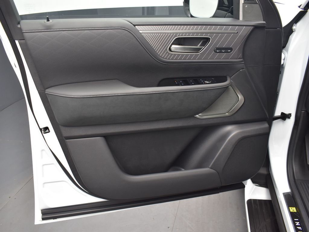 2026 Infiniti QX80 photo 9