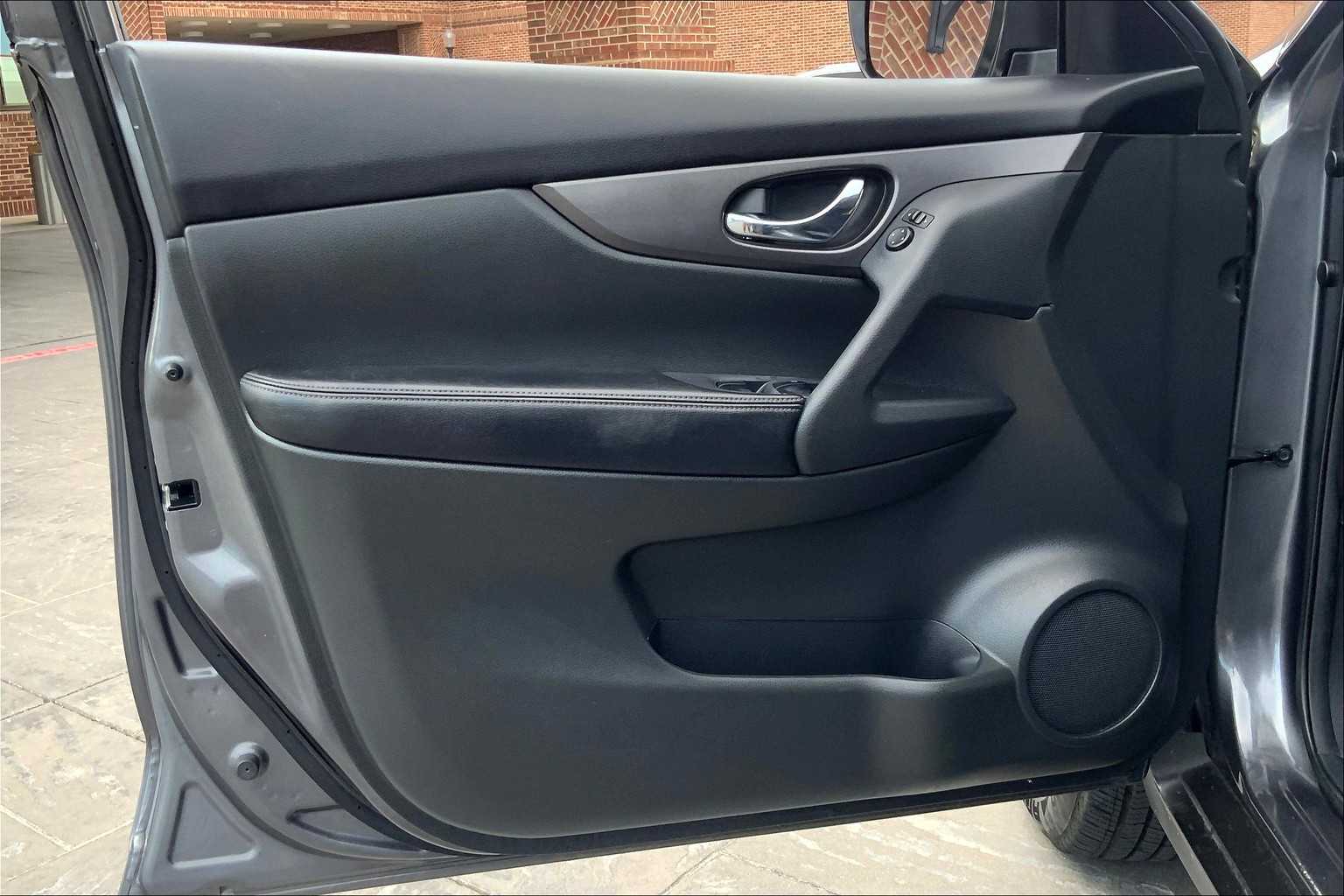 2016 Nissan Rogue SV photo 20