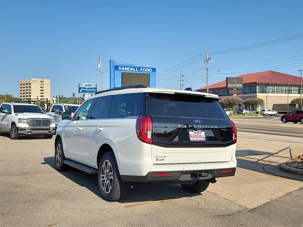 2025 Ford Expedition photo 3