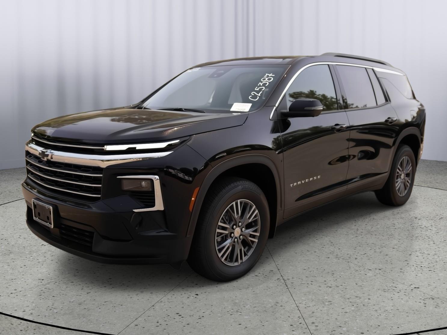 2025 Chevrolet Traverse photo 2