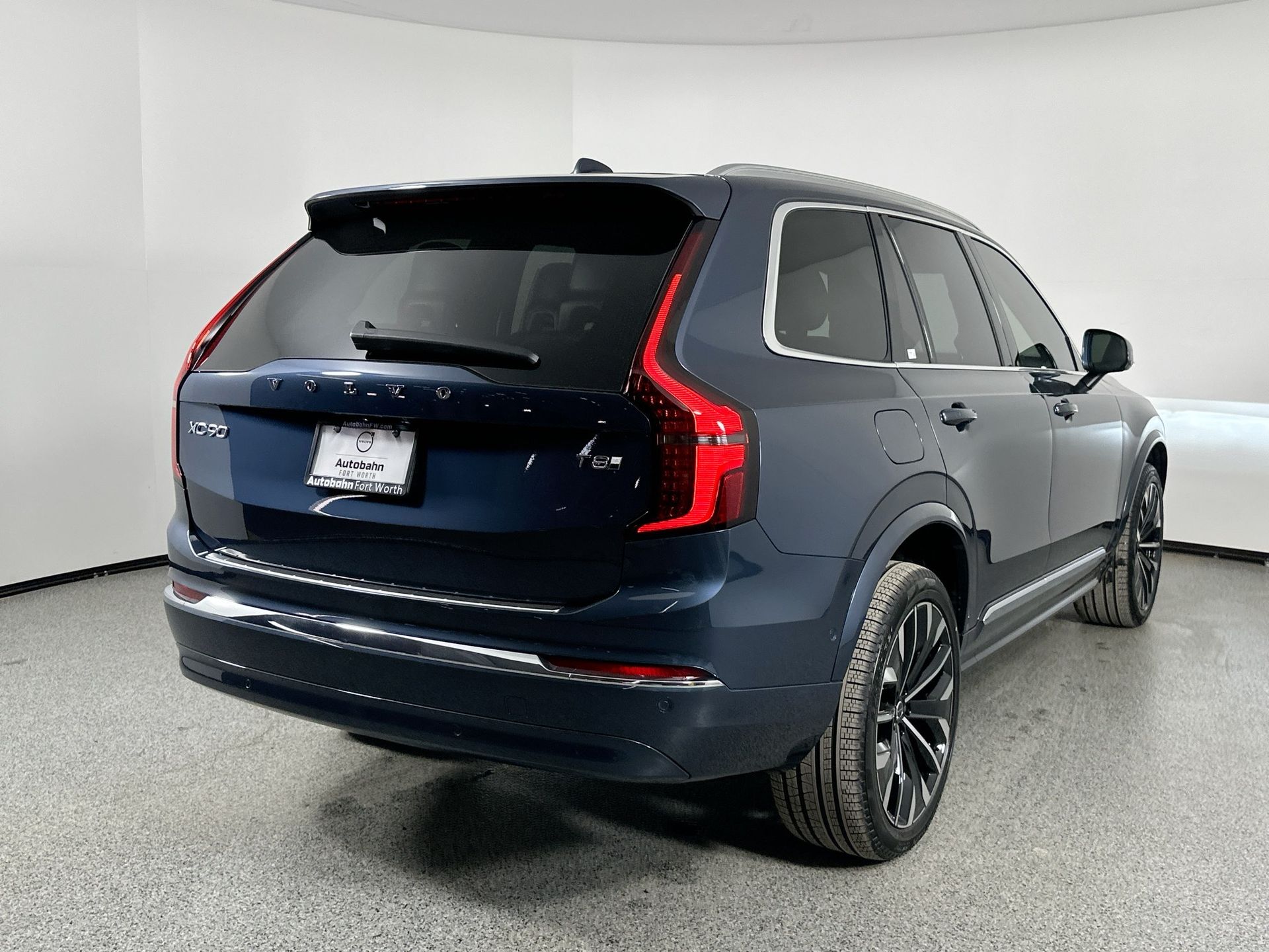 2025 Volvo XC90 T8 photo 4