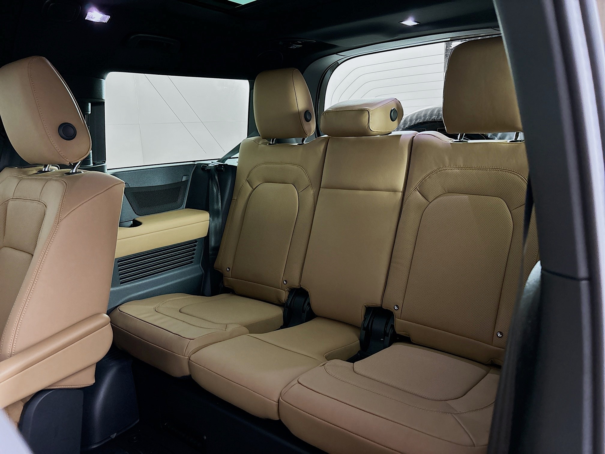 2025 Land Rover Defender 130 X-Dynamic SE photo 26
