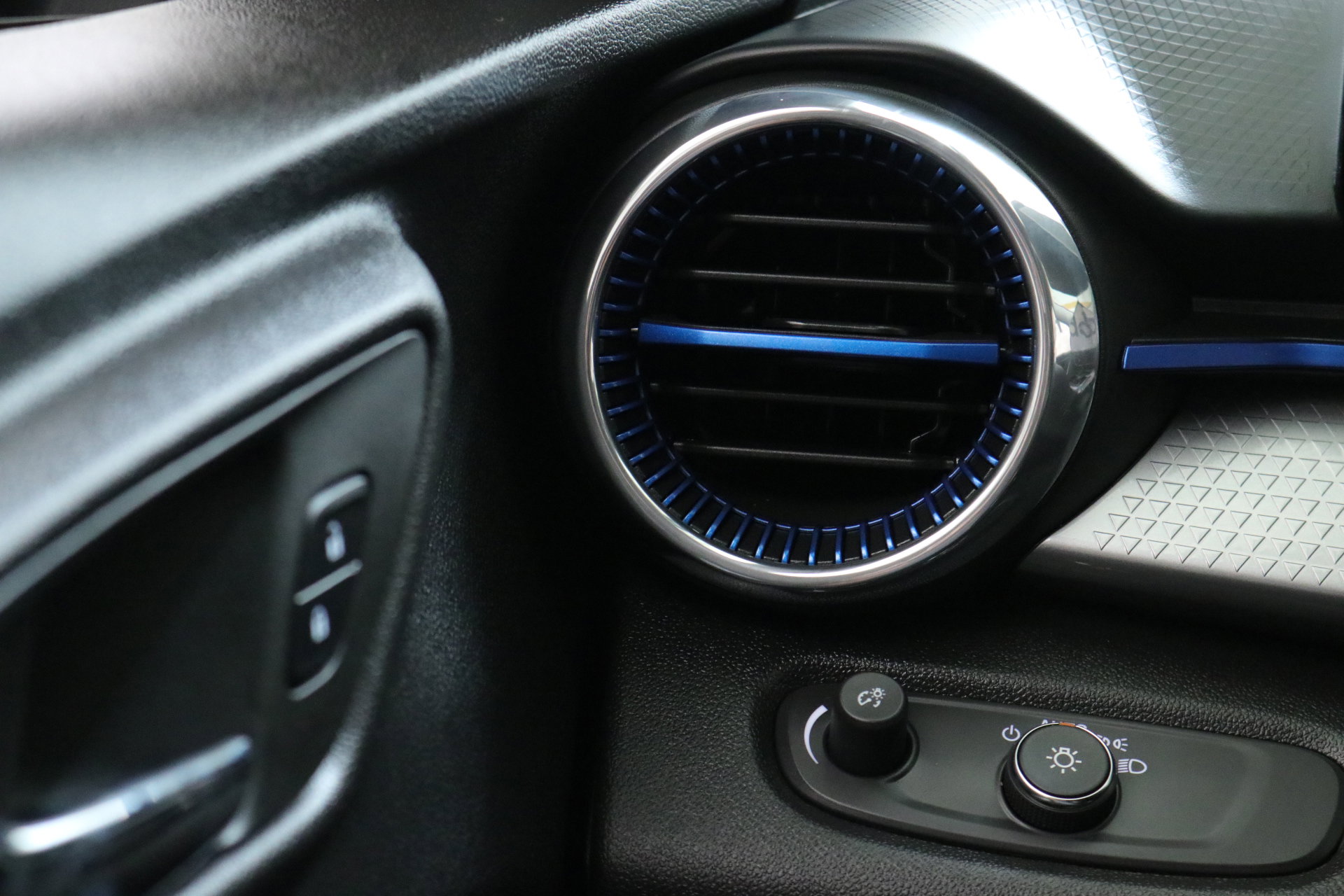 2025 Chevrolet Trax LT photo 14