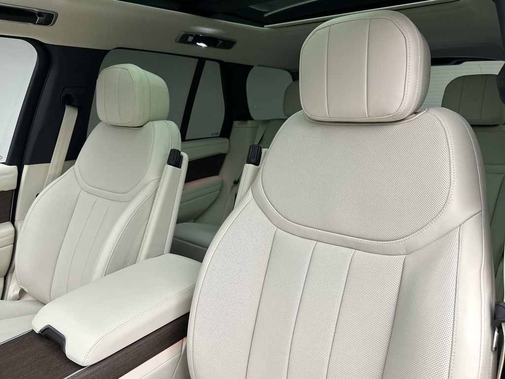 2023 Land Rover Range Rover SE photo 11