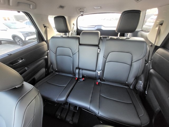 2025 Nissan Pathfinder SL photo 13
