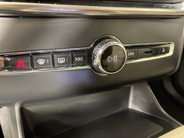2025 Volvo XC90 B5 AWD Plus photo 28