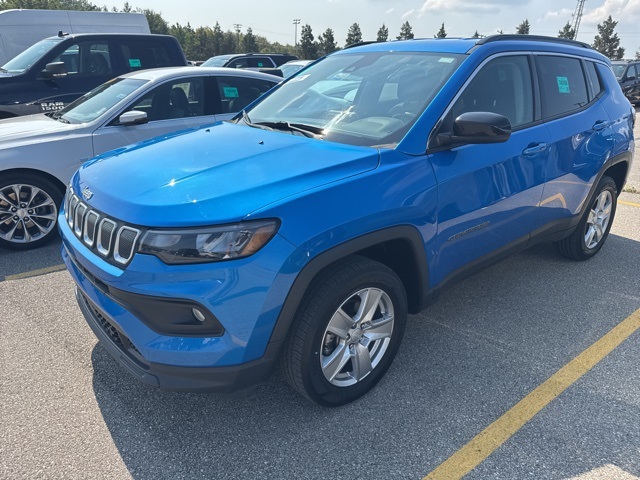 2022 Jeep Compass Latitude photo 2