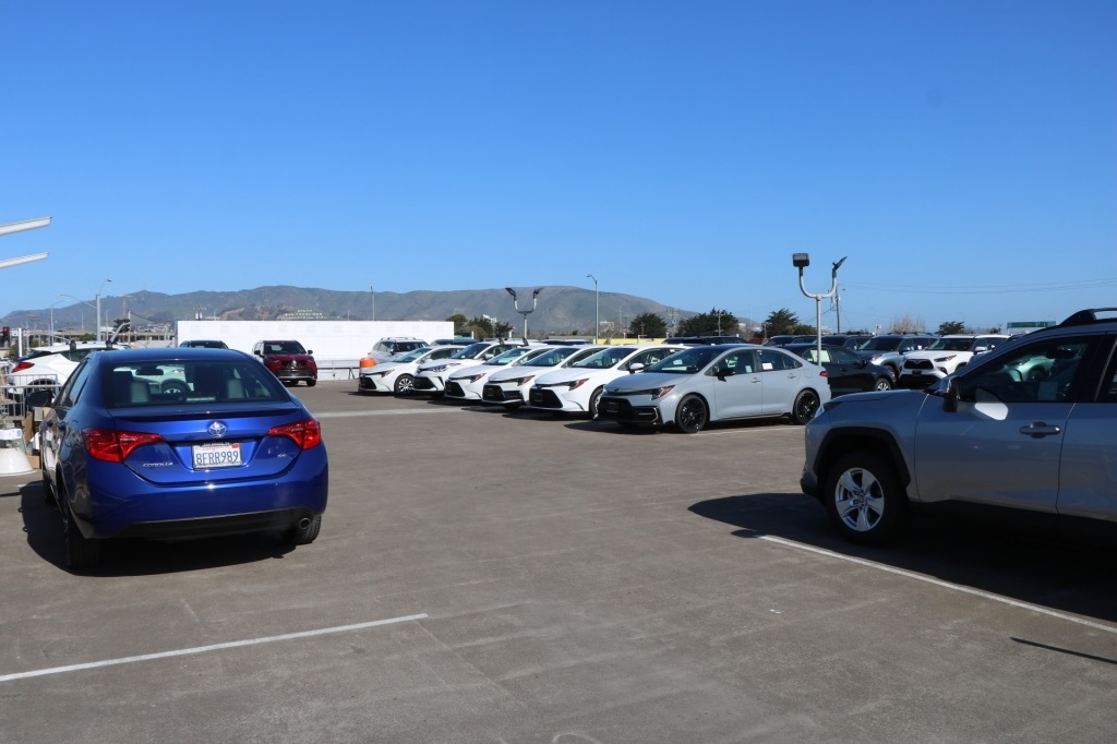 2024 Toyota Highlander LE photo 38