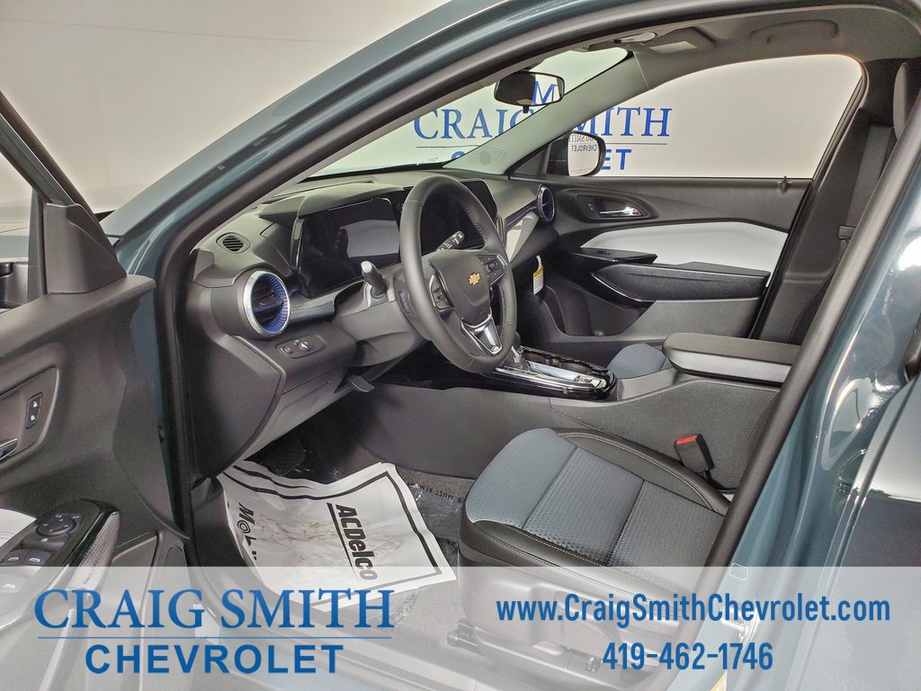 2025 Chevrolet Trax LT photo 9