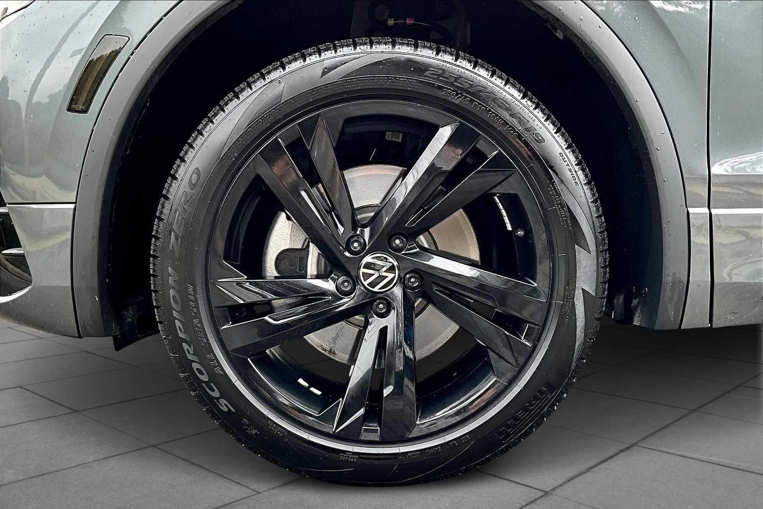 2024 Volkswagen Tiguan SE R-Line Black photo 8