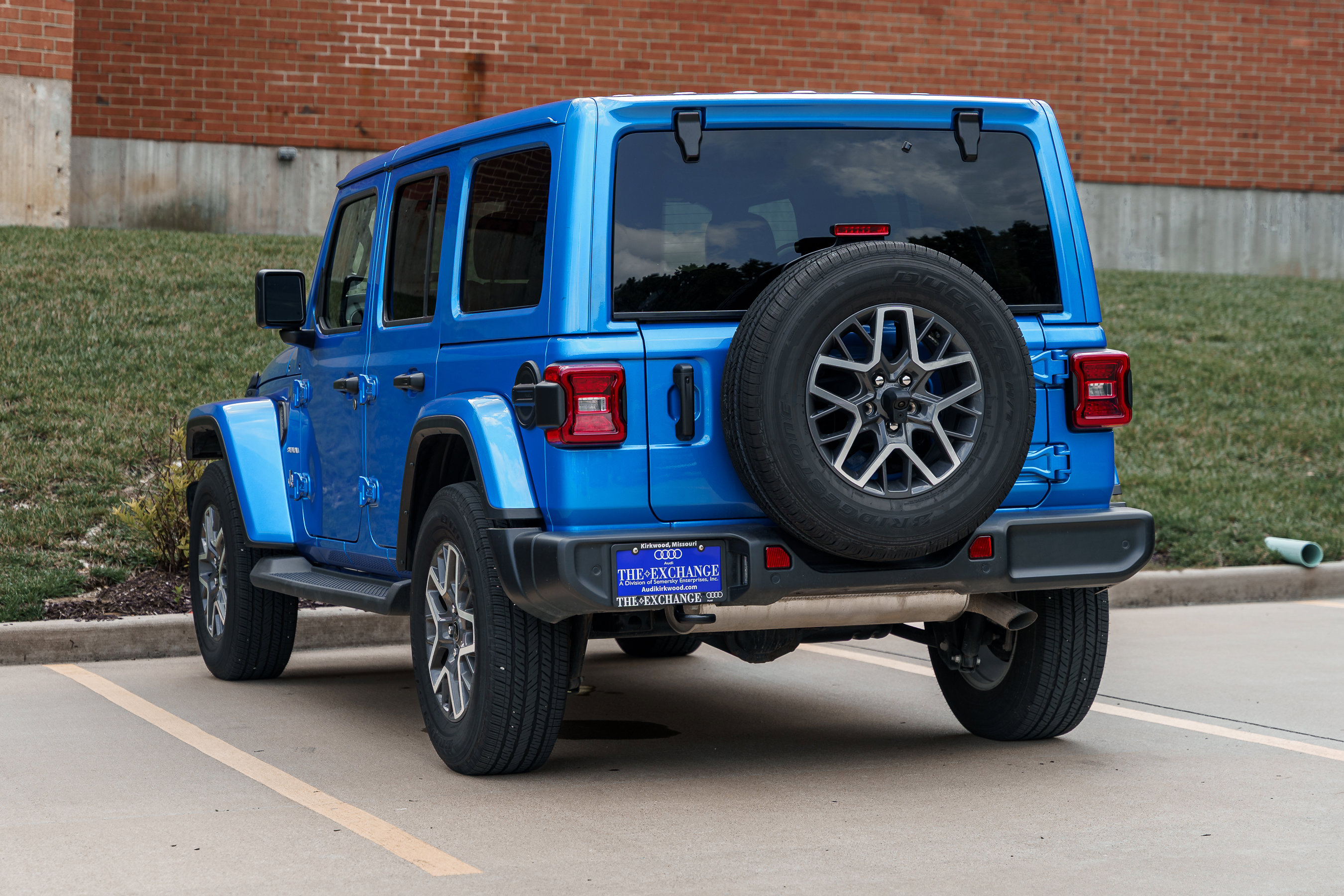 2024 Jeep Wrangler Sahara photo 3