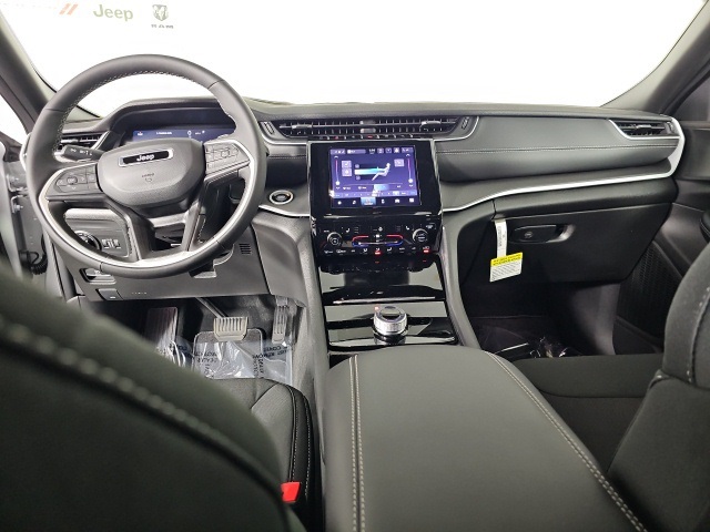 2025 Jeep Grand Cherokee Laredo Altitude photo 13