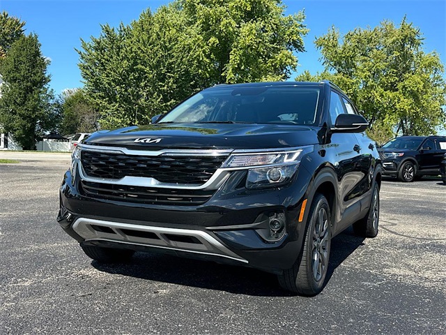 2023 Kia Seltos S photo 2
