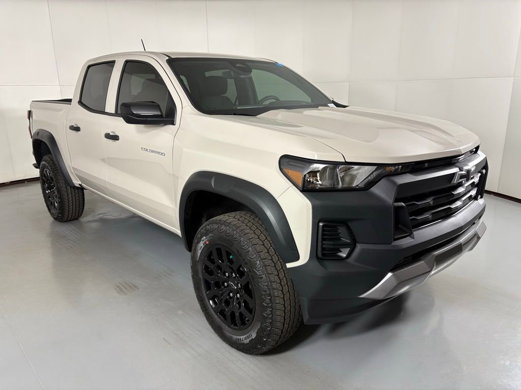 2026 Chevrolet Colorado Trail Boss photo 2