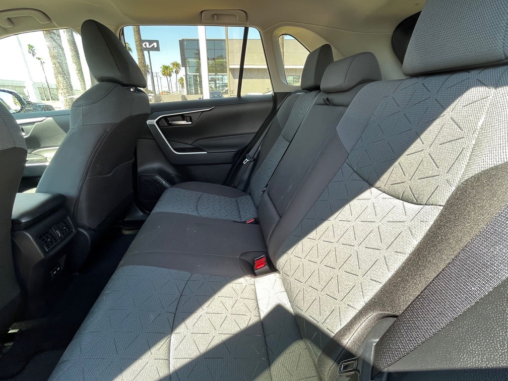 2025 Toyota RAV4 XLE photo 12