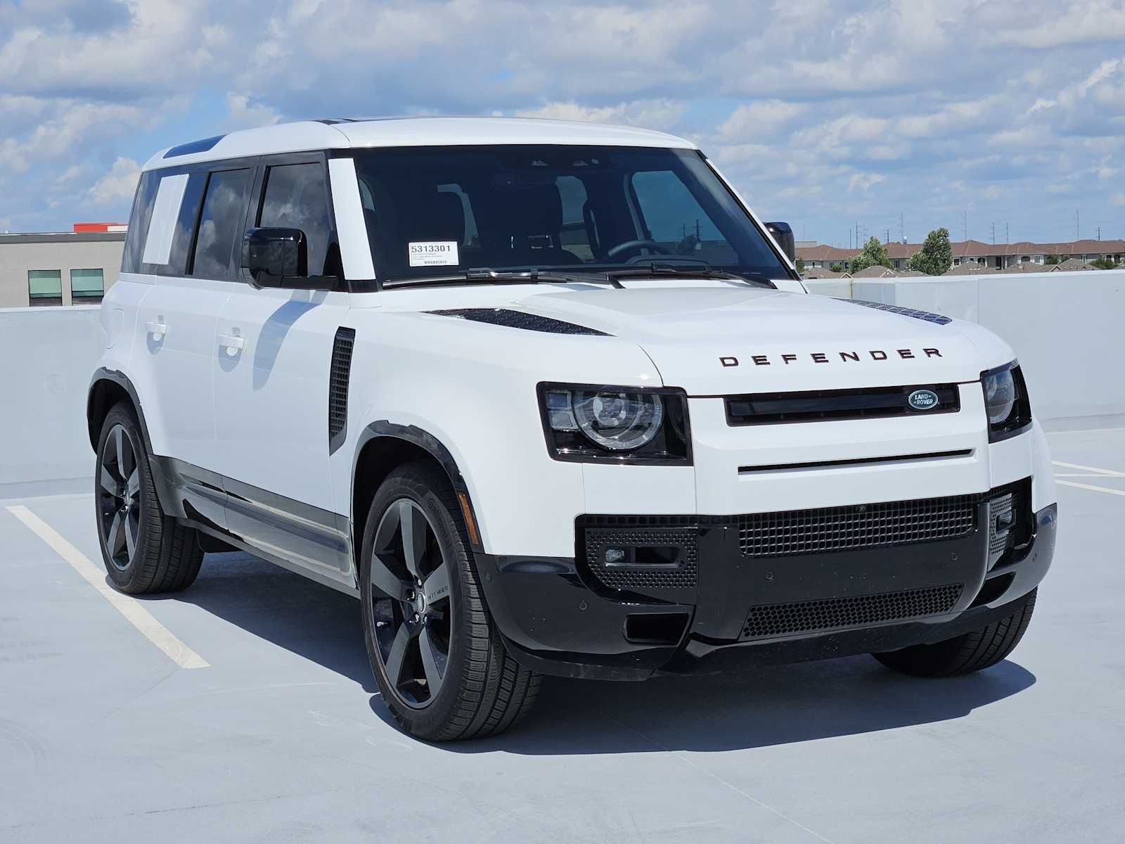 2025 Land Rover Defender 110 X-Dynamic SE photo 3