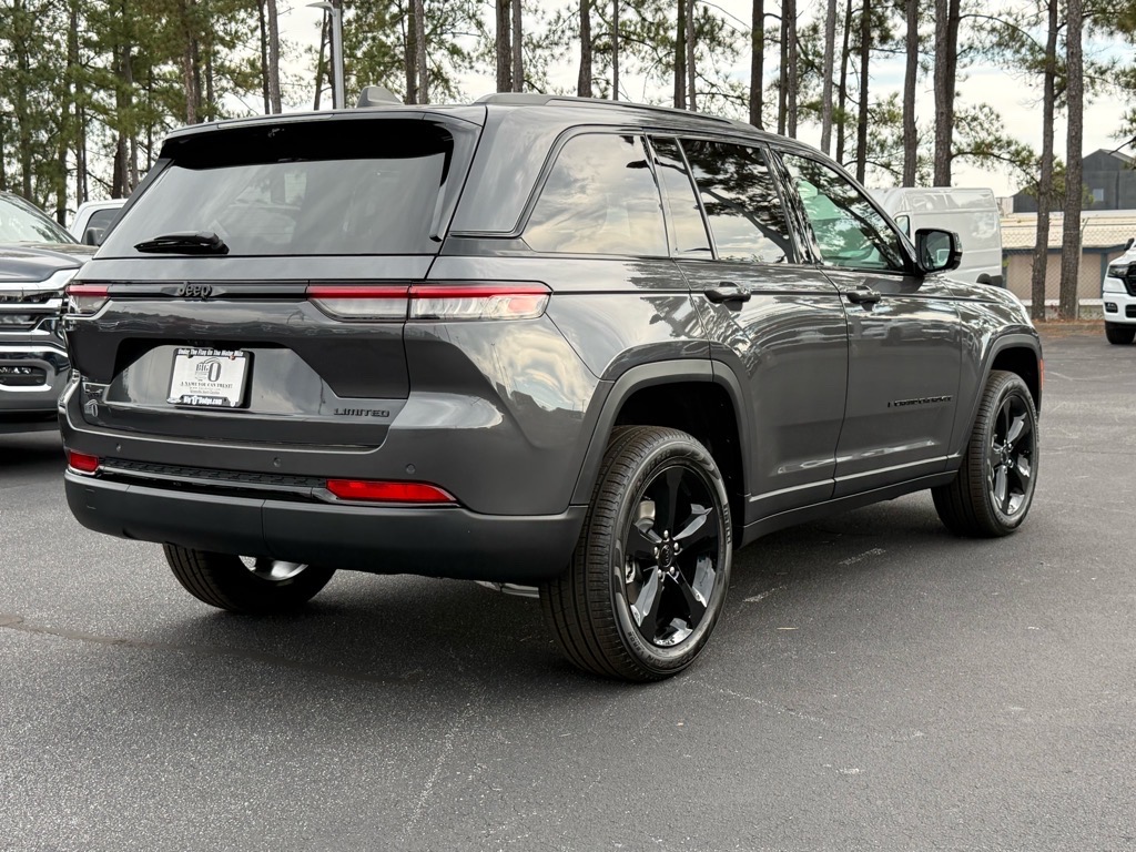 2025 Jeep Grand Cherokee Limited photo 3