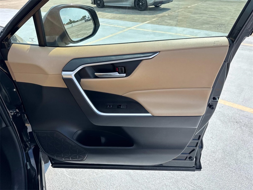 2022 Toyota RAV4 Hybrid XLE photo 12